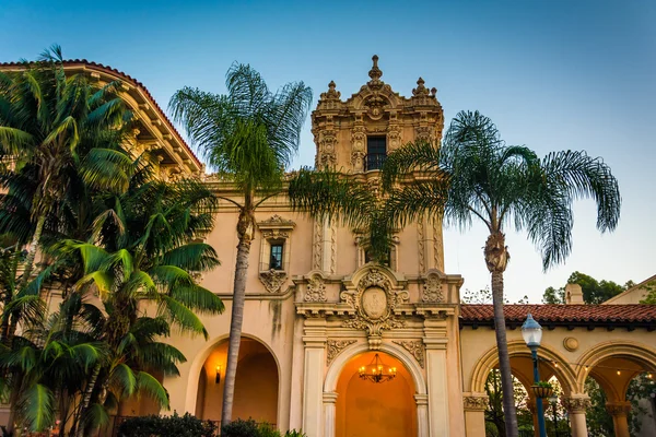 Budynku i dłoń drzewa w Balboa Park w San Diego w Kalifornii — Zdjęcie stockowe