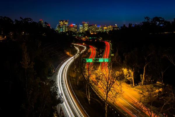 California Route 163 and the San Diego Skyline at night, seen fr — Stock Photo, Image