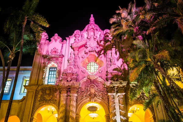 Colorful building and palm trees at night, at Balboa Park in San — Stock Photo, Image