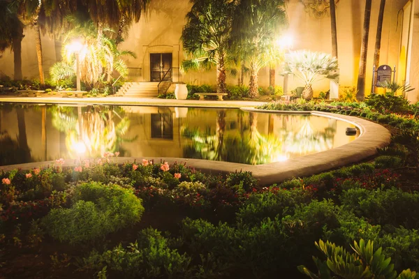 花园和在晚上，在 San Diego 巴尔博亚公园的荷花池, — 图库照片
