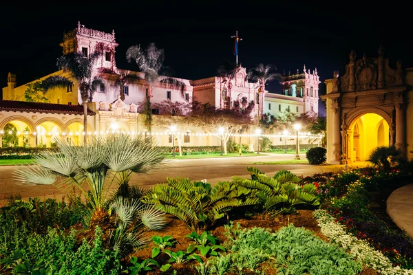 Garden and the Prado Restaurant at night, in Balboa Park, San Di — Stock Photo, Image