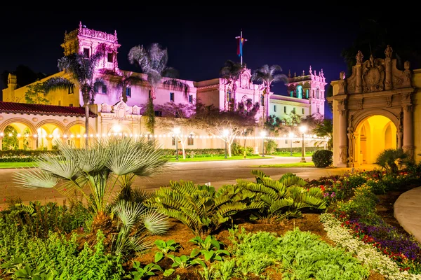 Jardín y el Restaurante Prado por la noche, en el Parque Balboa, San Di — Foto de Stock