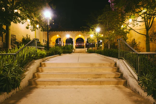 階段と建物、夜にバルボア公園内 San Diego Califor — ストック写真