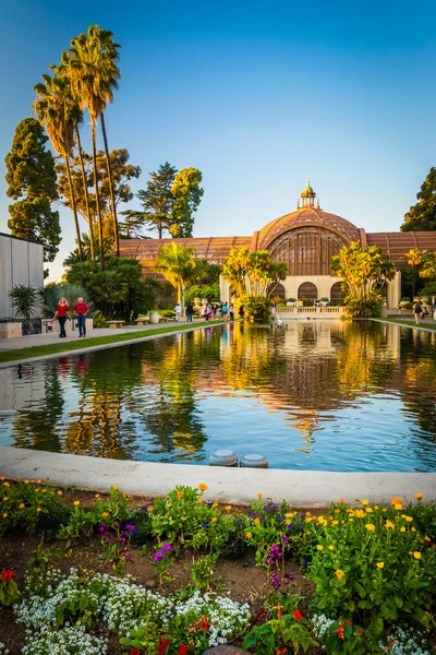 El edificio botánico y el estanque Lily, en Balboa Park, San Di — Foto de Stock