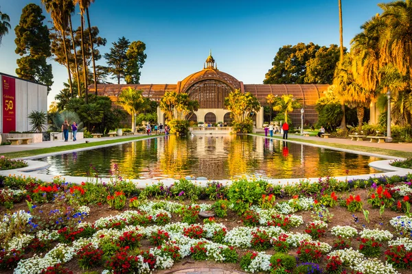 El edificio botánico y el estanque Lily, en Balboa Park, San Di — Foto de Stock