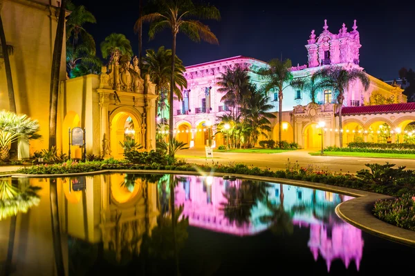 The El Prado Restaurant and Lily Pond at night in Balboa Park, S — Stock Photo, Image