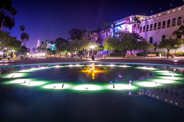 Pool and buildings at night in Balboa Park, San Diego, Californi — Stock Photo, Image