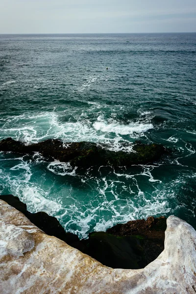 Rotsen en golven in de Stille Oceaan, gezien vanaf La Jolla, Califo — Stockfoto