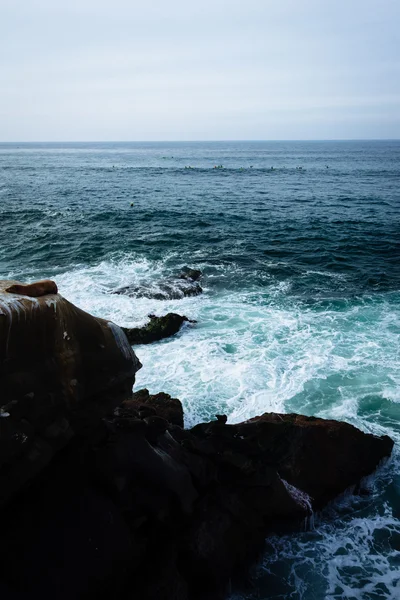 观波与岩石在太平洋，从拉霍亚 — 图库照片