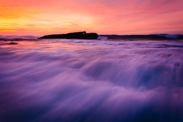 Wellen und Felsen im Pazifischen Ozean bei Sonnenuntergang, gesehen am Muschelsee — Stockfoto