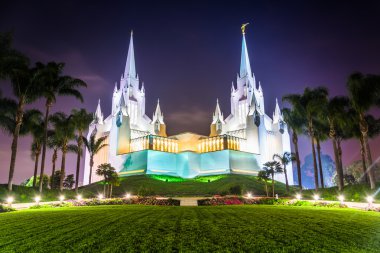 Church of Jesus Christ of Latter-Day Saints tapınağın geceleri 