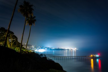 Scripps Pier ve La Jolla Pasifik Okyanusu'nda gece görünümü,