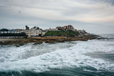 Dalgalar büyük okyanus ve deniz kenarı binaların görünümü
