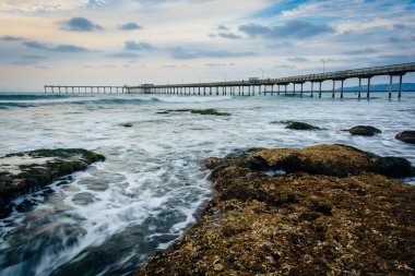 Dalgalar kayalar ve Ocean Beach, Cal balıkçılık iskele üzerinde çökmesini