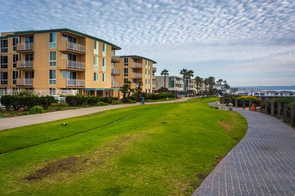 Gebouwen langs een loopbrug aan Pacific Beach, Californië. — Stockfoto