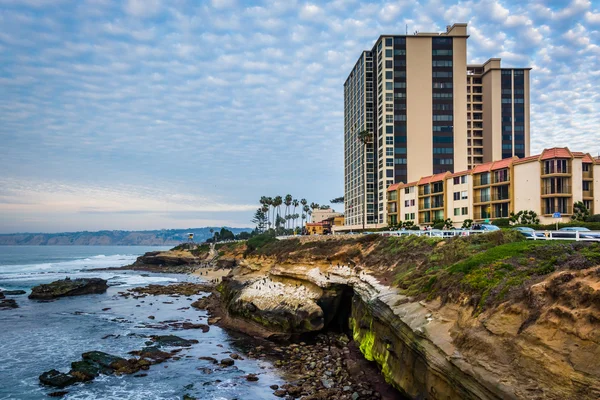 Budovy a útesy podél Pacifiku v La Jolla, Califo — Stock fotografie