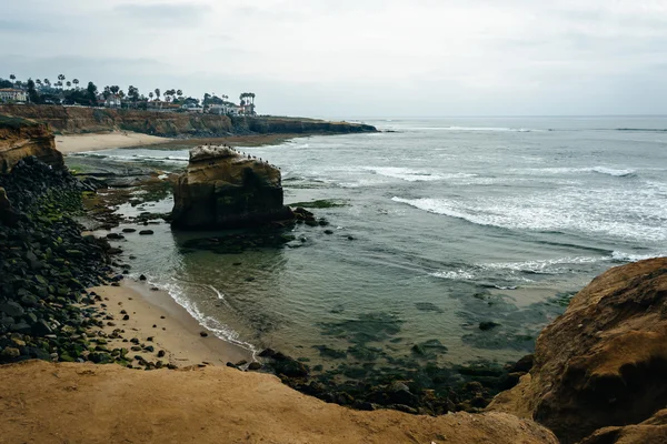 Acantilados a lo largo del Océano Pacífico en el Parque Natural Sunset Cliffs en — Foto de Stock