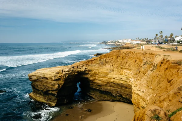 Cave and cliffs along the Pacific Ocean at Sunset Cliffs Natural — Stock Photo, Image
