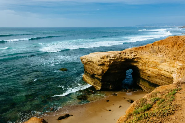 Cave and cliffs along the Pacific Ocean at Sunset Cliffs Natural — Stock Photo, Image