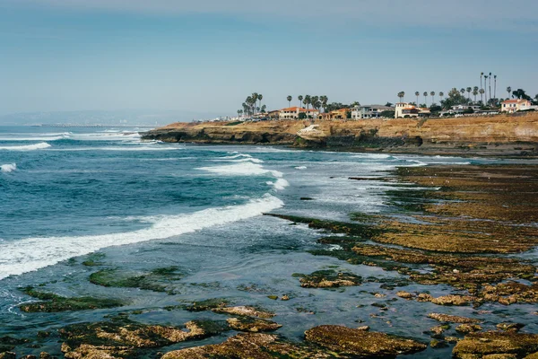 Acantilados a lo largo del Océano Pacífico en el Parque Natural Sunset Cliffs en — Foto de Stock