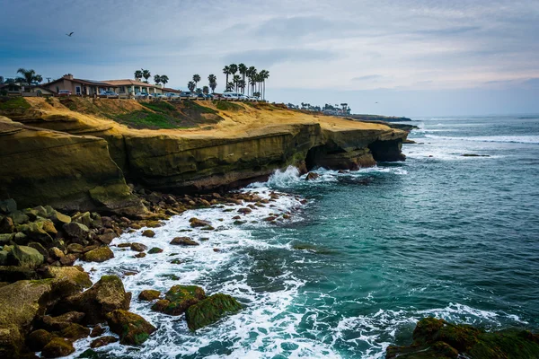 A sziklák mentén a Csendes-óceán, a Sunset Cliffs természeti Park — Stock Fotó