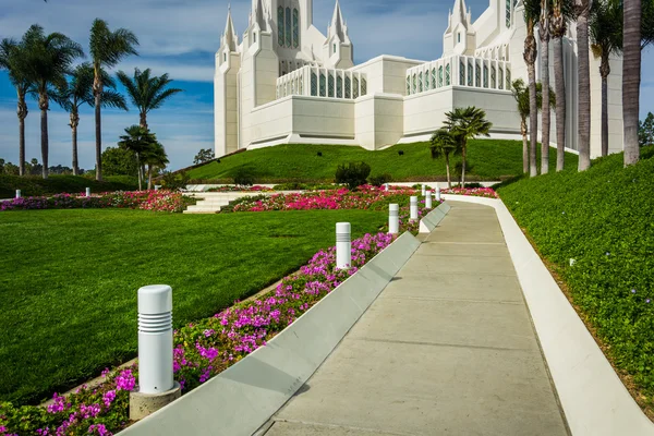 Gardens and path at the Church of Jesus Christ of Latter-Day Sai — Stock Photo, Image