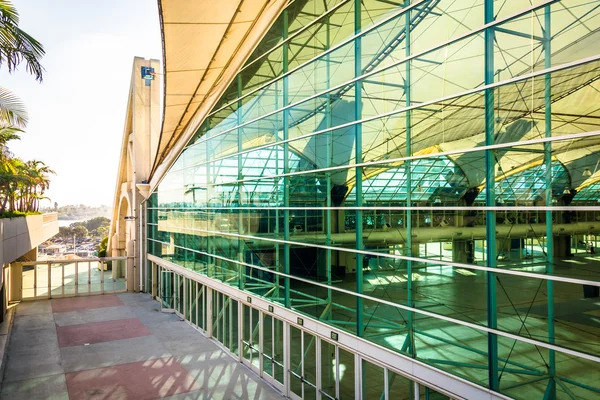 Современная архитектура в конференц-центре в Сан-Диего, Калифорния — стоковое фото
