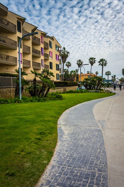 Palme ed edifici lungo una passerella a Pacific Beach, Calif — Foto Stock