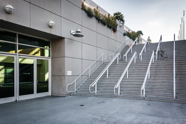 Лестница в конференц-центре в Сан-Диего, Калифорния . — стоковое фото