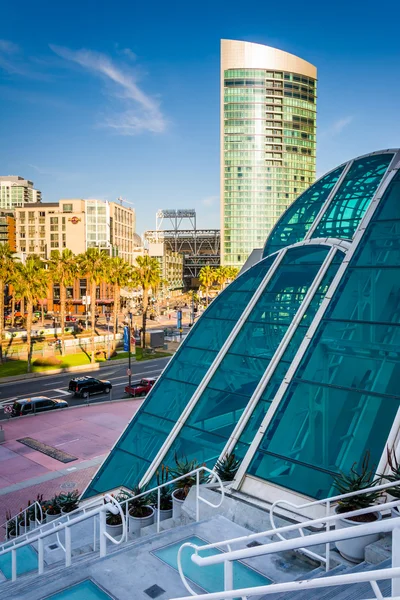 Staircase and view of buildings in the Gaslamp Quarter at the Co — Stock Photo, Image