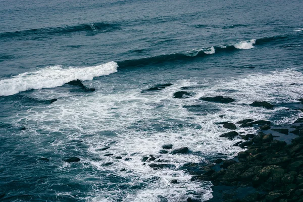 Dalgalar ve La Jolla, Kaliforniya Pasifik Okyanusu'nda kayalarda. — Stok fotoğraf