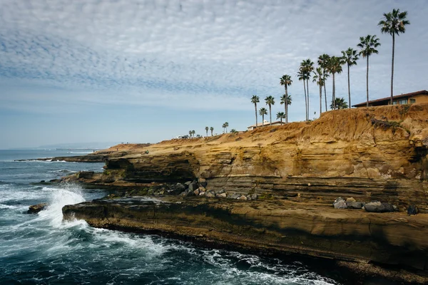 Kayalıklarla günbatımı Cliff, Pasifik Okyanusu boyunca üzerinde çökmesini dalgalar — Stok fotoğraf