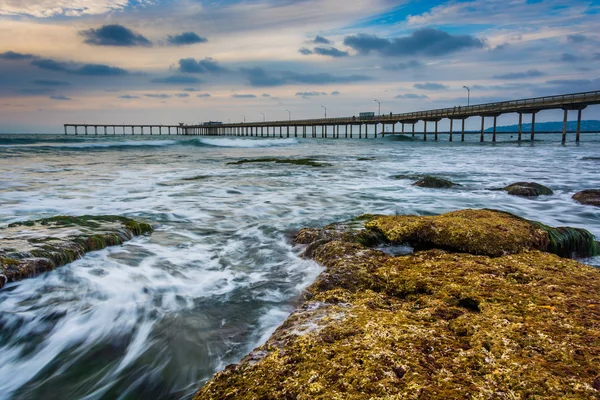 Waves crashing on rocks and the fishing pier in Ocean Beach, Cal — Stock Photo, Image