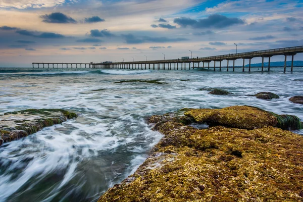 Dalgalar kayalar ve Ocean Beach, Cal balıkçılık iskele üzerinde çökmesini — Stok fotoğraf