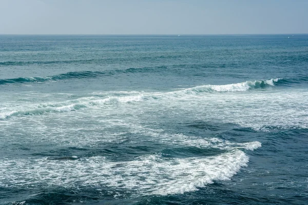 Golven in de Stille Oceaan op Sunset Cliffs natuurpark, wijs — Stockfoto