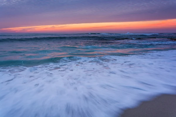 La Jolla, Kalifornia, a naplemente, a Csendes-óceán hullámai. — Stock Fotó