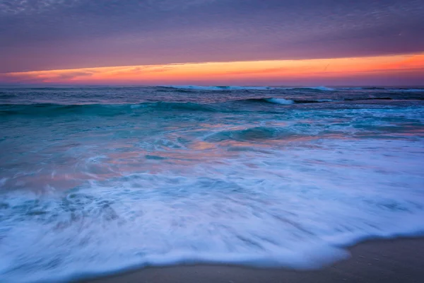 La Jolla, Kalifornia, a naplemente, a Csendes-óceán hullámai. — Stock Fotó