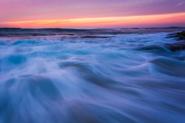 La Jolla, Kalifornia, a naplemente, a Csendes-óceán hullámai. — Stock Fotó