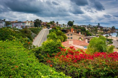 Görünümü Corona del Mar, California'dan içinde Fernleaf rampa ve evler