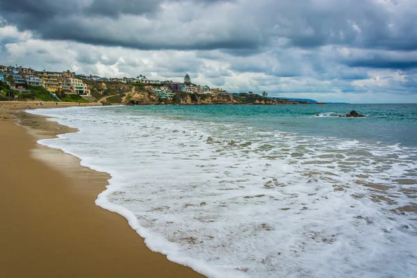 Corona del Mar kayalıklarla ve Pasifik okyanus üzerinde kara bulutlar, — Stok fotoğraf