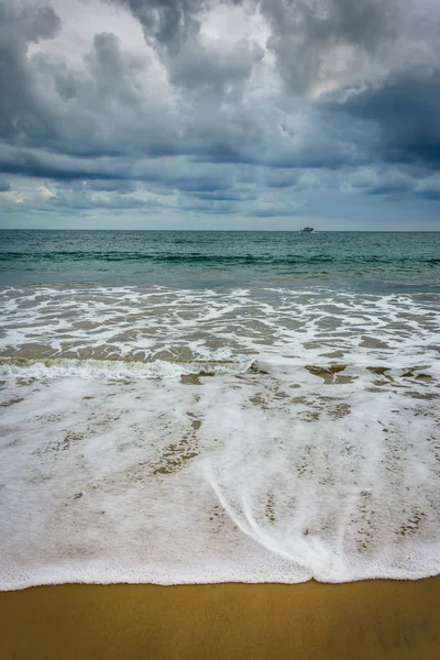 Dark clouds over the Pacific Ocean in Corona del Mar, California — Stock Photo, Image