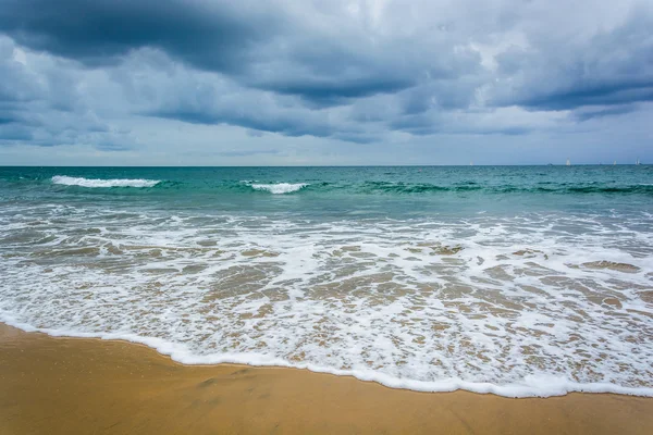 Dunkle Wolken über dem Pazifik in Corona del mar, Kalifornien — Stockfoto