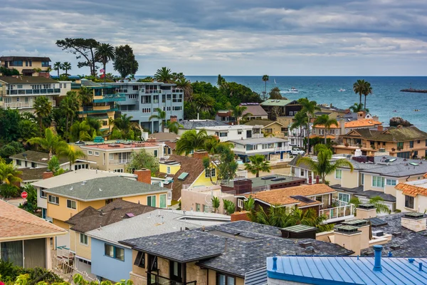 View of houses and the Pacific Ocean in Corona del Mar, Californ — Stock Photo, Image