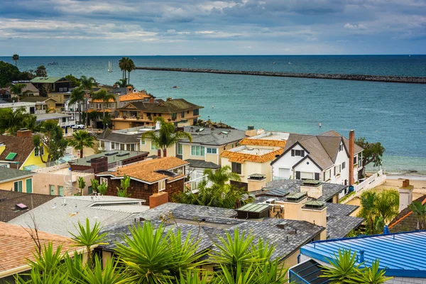 Görünümü Corona del Mar, California'dan Pasifik Okyanusu'nda ve evler — Stok fotoğraf