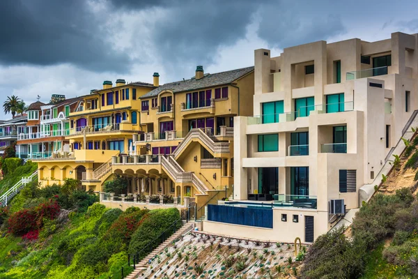 View of houses on cliffs above the Pacific Ocean from Inspiratio — Stock Photo, Image