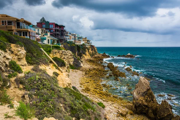 View of houses on cliffs above the Pacific Ocean from Inspiratio — Stock Photo, Image