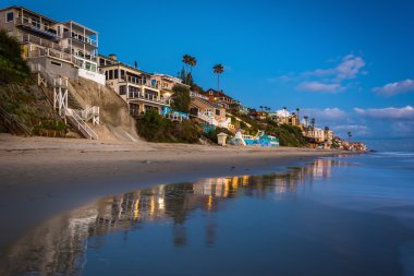 Alacakaranlıkta, Laguna Beach, California sahil evleri.