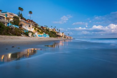 Alacakaranlıkta, Laguna Beach, California sahil evleri.