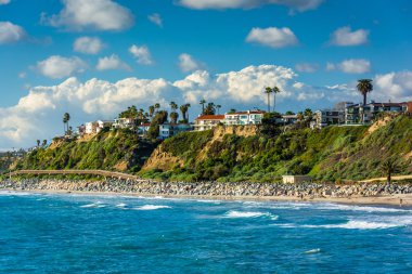 San Clemente, California sahil boyunca ve kayalıklarla görünümü.