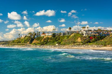 San Clemente, California sahil boyunca ve kayalıklarla görünümü.